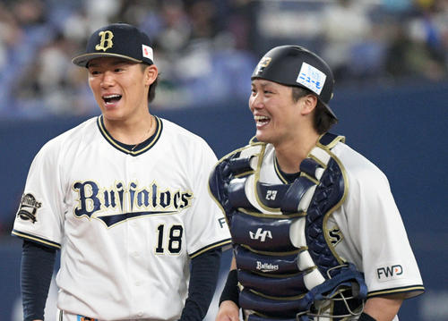 1日、ソフトバンク戦で完封勝利の山本由伸（左）は伏見寅威とともに笑顔