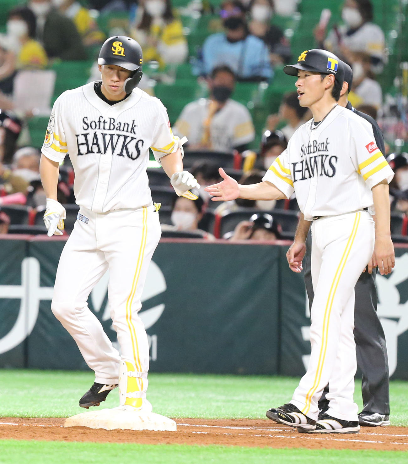 ソフトバンク対西武　4回裏ソフトバンク1死、中前安打で出塁した真砂（撮影・屋方直哉）