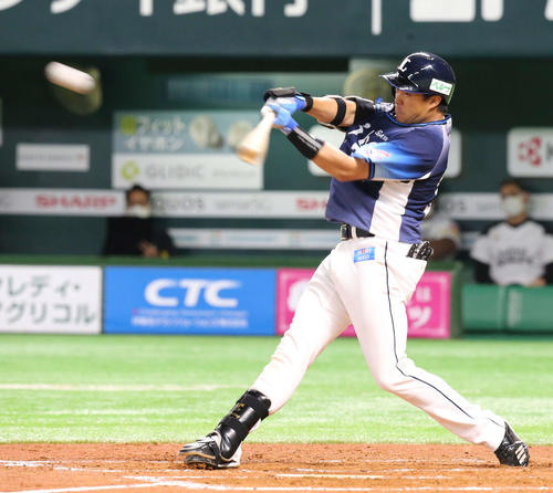 ソフトバンク対西武　7回表西武1死二、三塁、呉念庭は2点適時二塁打を放つ（撮影・屋方直哉）