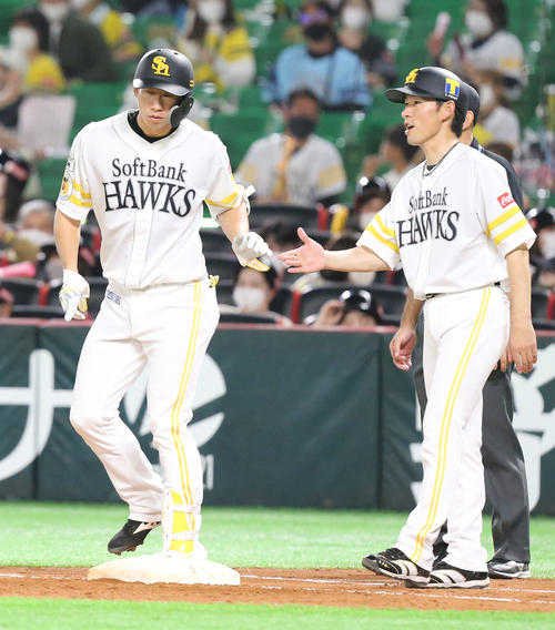 ソフトバンク対西武　4回裏ソフトバンク1死、中前安打で出塁した真砂（撮影・屋方直哉）