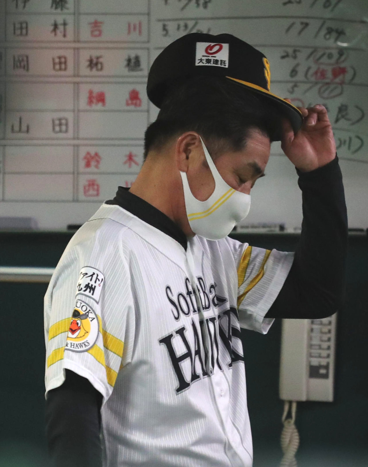 ソフトバンク対西武　西武に3連敗した工藤監督は帽子を取って一礼する（撮影・梅根麻紀）