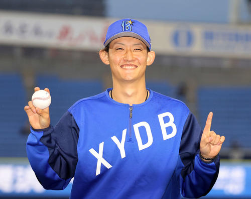 DeNA対広島　ウイニングボールを手に笑顔を見せるDeNA阪口（撮影・鈴木正人）