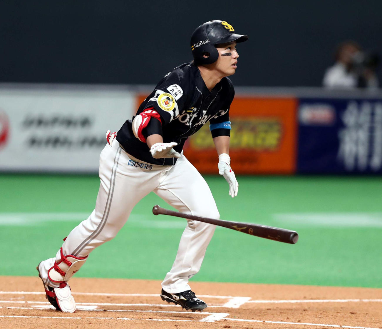 1回表ソフトバンク2死二塁、栗原は右越え2点本塁打を放つ（撮影・黒川智章）