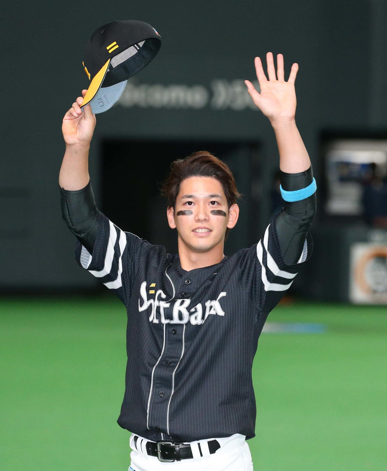 試合後、スタンドに手を振る栗原（撮影・黒川智章）
