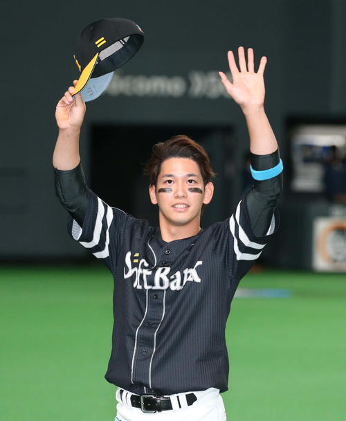 試合後、スタンドに手を振る栗原（撮影・黒川智章）
