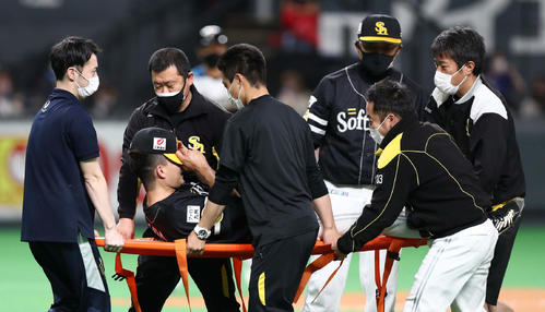 6回裏日本ハム1死、左足を負傷し担架で運ばれる千賀（撮影・黒川智章）