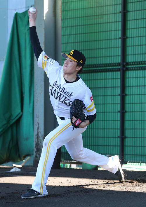 ソフトバンク春季キャンプ、ブルペンで投げ込む田中正義（2021年2月3日撮影）