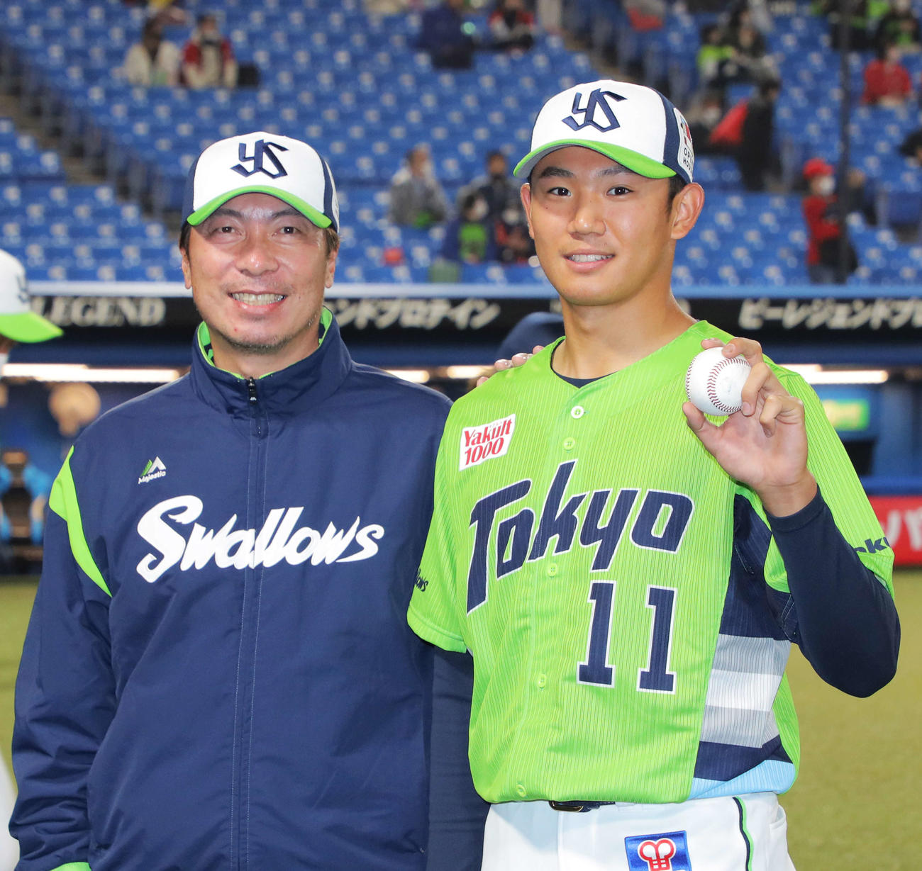 ヤクルト対広島　広島に勝利し、ウイニングボールを手に高津監督（左）と笑顔で写真に納まる奥川（撮影・河田真司）