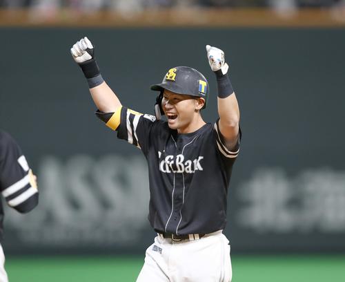 日本ハム対ソフトバンク　8回表ソフトバンク1死二、三塁、右前に2点適時打を放ちガッツポーズの中村晃（撮影・黒川智章）