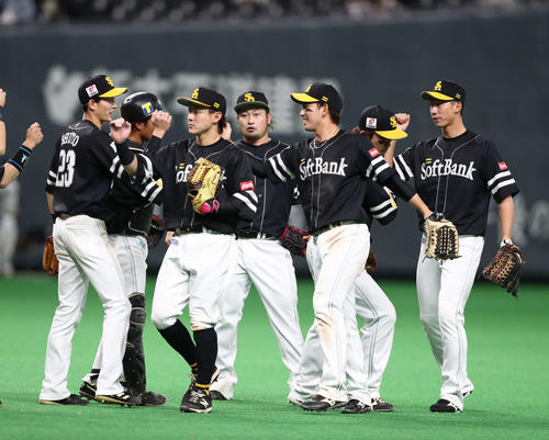日本ハム対ソフトバンク　試合後、タッチするソフトバンクナイン（撮影・黒川智章）