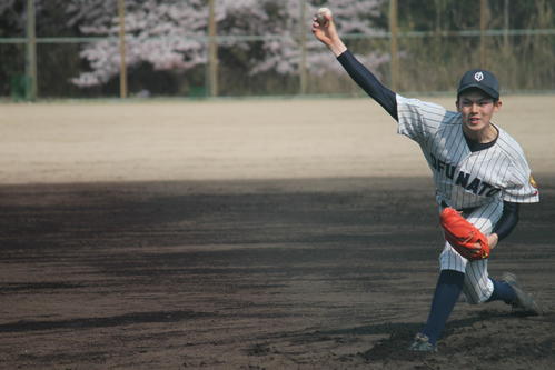 桜をバックに国内高校史上最速163キロを投げた大船渡（岩手）・佐々木朗希投手（19年4月6日撮影）