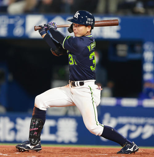 DeNA対ヤクルト　7回表ヤクルト2死二、三塁、左適時二塁打を放つ山崎（撮影・野上伸悟）