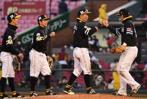 引き分けに終わりタッチを交わすソフトバンクナイン（撮影・横山健太）