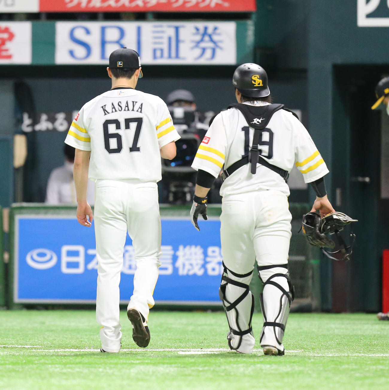 ソフトバンク対オリックス　4回を投げきった笠谷俊介と甲斐拓也捕手（撮影・屋方直哉）