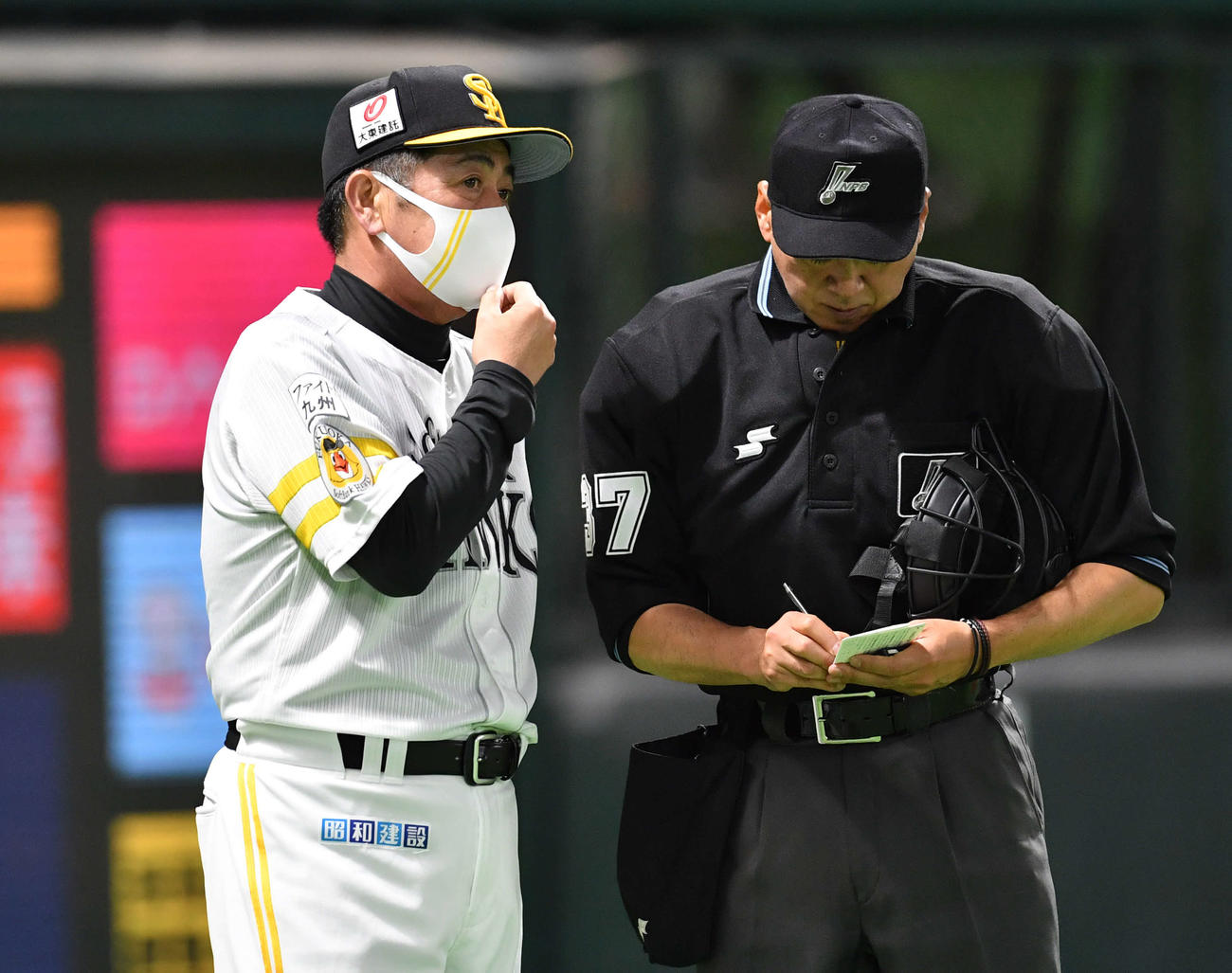 ソフトバンク対オリックス　８回裏の攻撃を終え、投手の交代を告げる工藤監督（撮影・岩下翔太）
