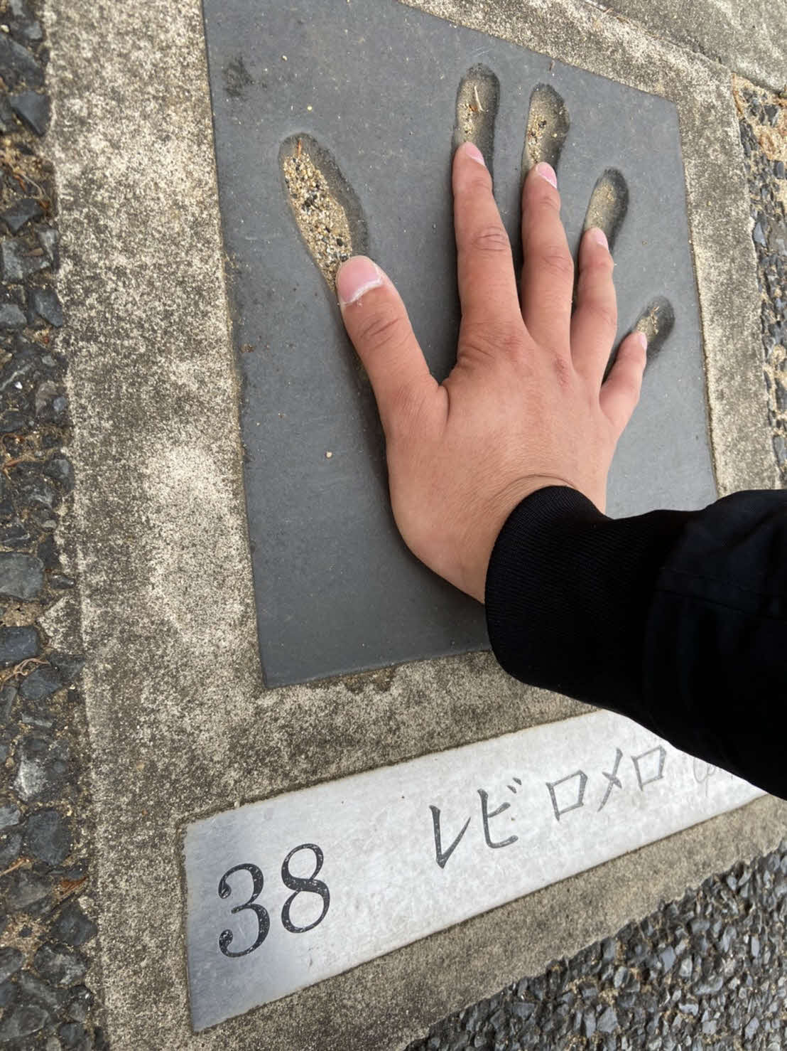 親指が長く、オビスポに肉薄する21・5センチの大きさを誇るロメロの手形（撮影・小早川宗一郎）