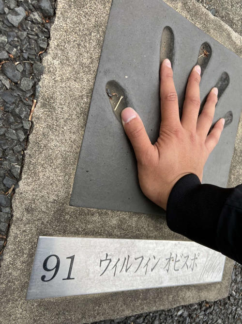 22センチの大きさを誇るオビスポの手形は記者の18センチの手と比べてもその差は歴然（撮影・小早川宗一郎）
