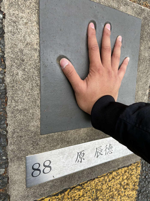 19センチと大きくはないが、力強い原辰徳監督の手形（撮影・小早川宗一郎）