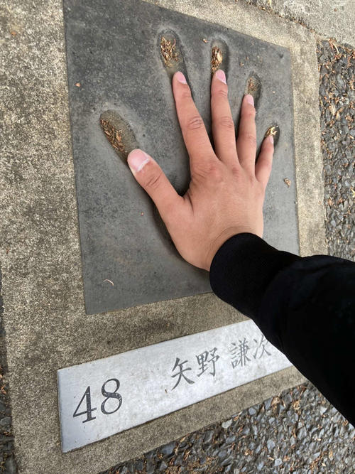 日本人選手では最大クラスの21センチの大きさを誇る矢野日本ハム2軍打撃コーチ（撮影・小早川宗一郎）