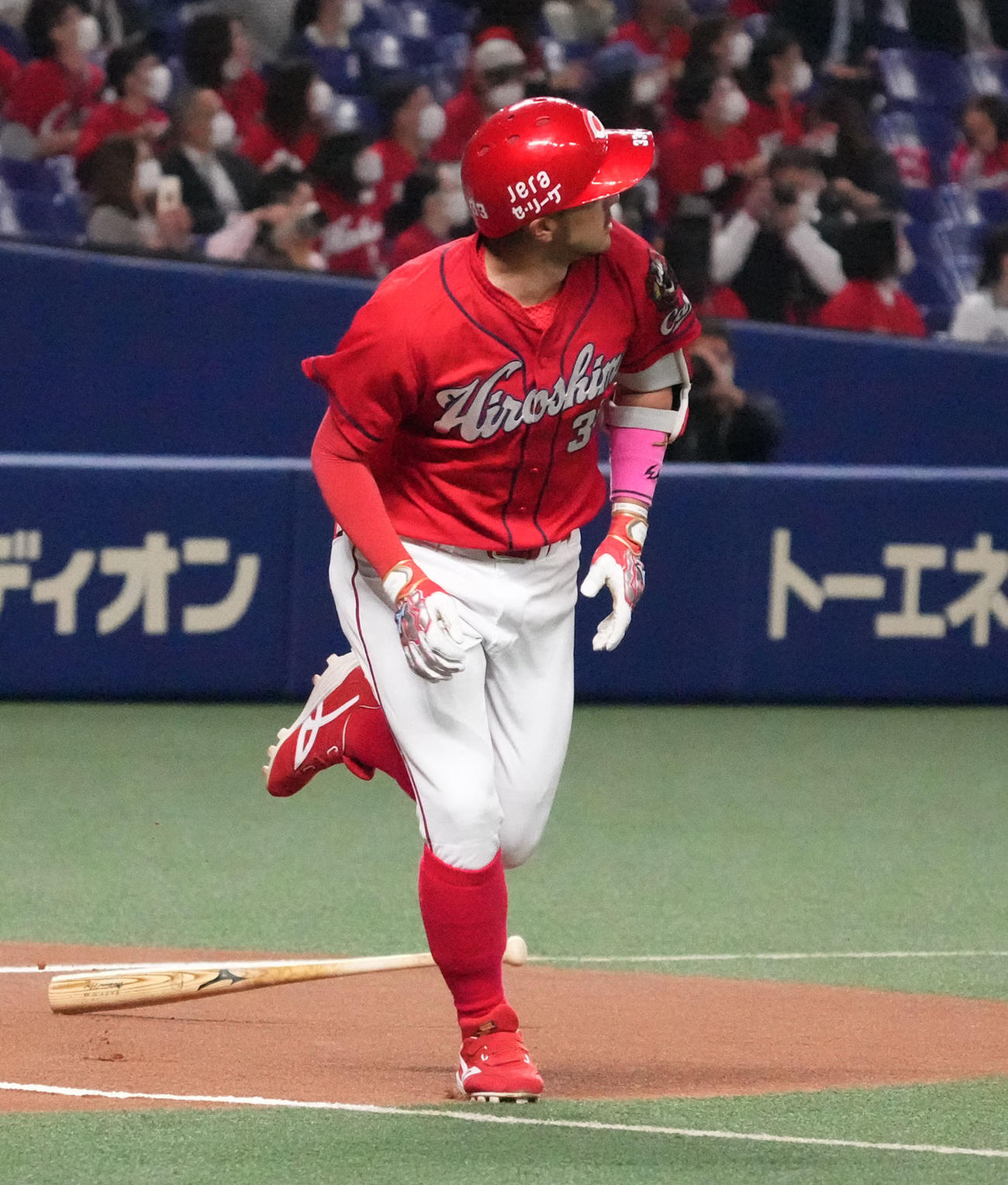 中日対広島　1回表広島無死、左越え本塁打を放った菊池（2021年4月16日撮影）