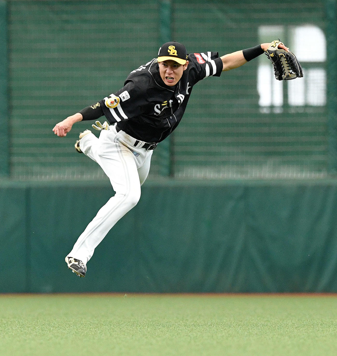 西武対ソフトバンク　3回裏西武無死三塁、中村の飛球を処理し本塁へ送球する中堅手柳田（撮影・滝沢徹郎）