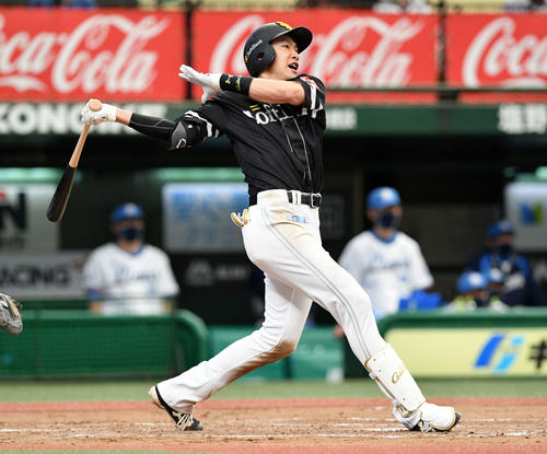 西武対ソフトバンク　8回表ソフトバンク1死、柳田は右二塁打を放つ（撮影・滝沢徹郎）