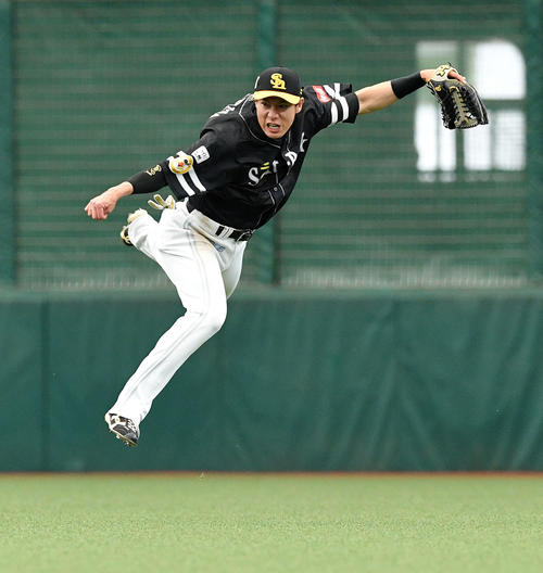 西武対ソフトバンク　3回裏西武無死三塁、中村の飛球を処理し本塁へ送球する中堅手柳田（撮影・滝沢徹郎）