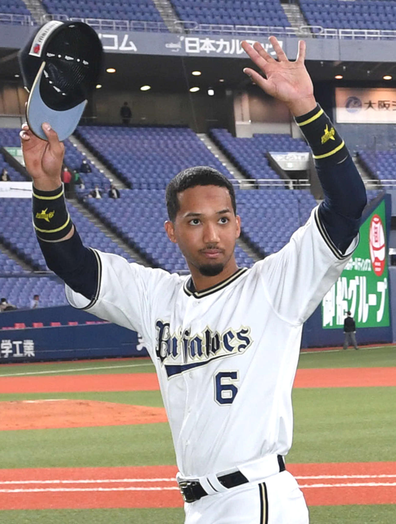 21年4月、ファンの声援に応える宗佑磨