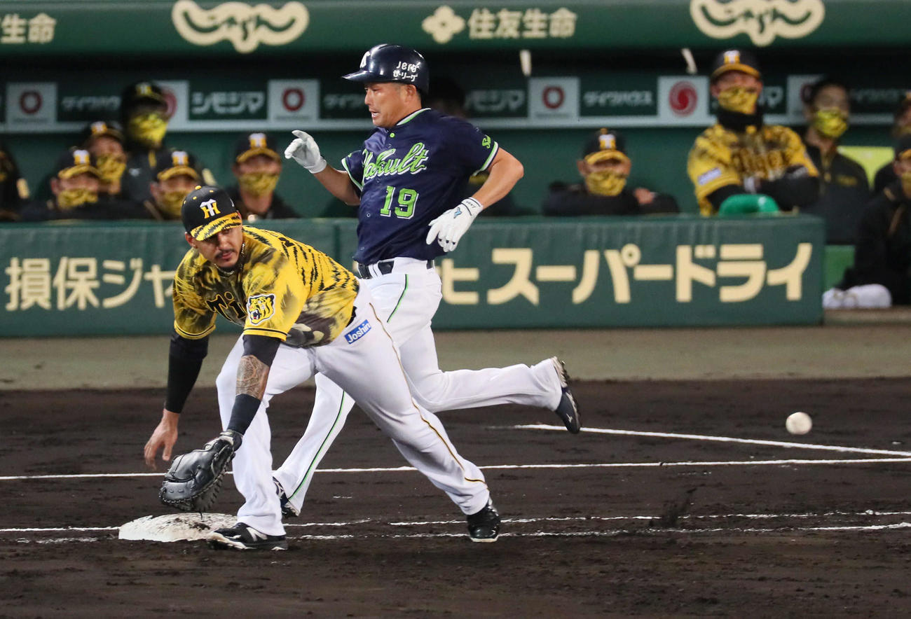 21年4月16日、阪神対ヤクルト　5回表ヤクルト1死、石川は二塁内野安打で出塁する