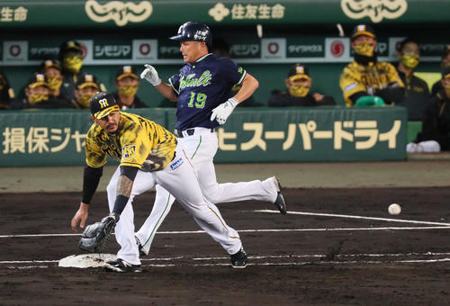 21年4月16日、阪神対ヤクルト　5回表ヤクルト1死、石川は二塁内野安打で出塁する