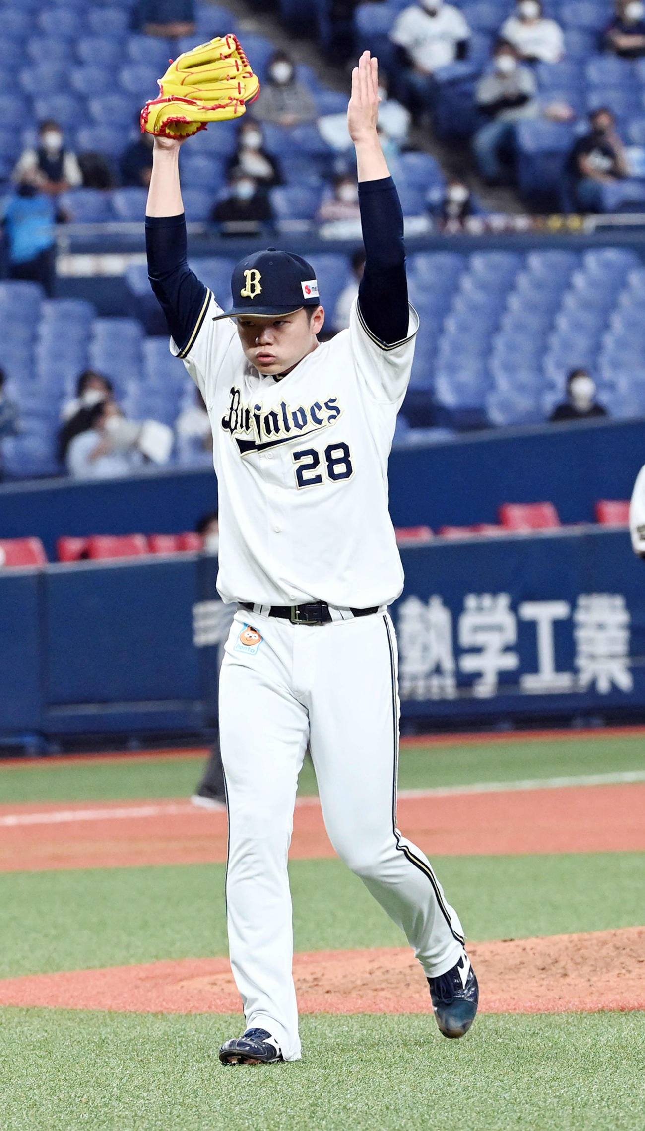 22日、西武戦の7回、独特のポーズを見せながらベンチに戻るオリックス富山