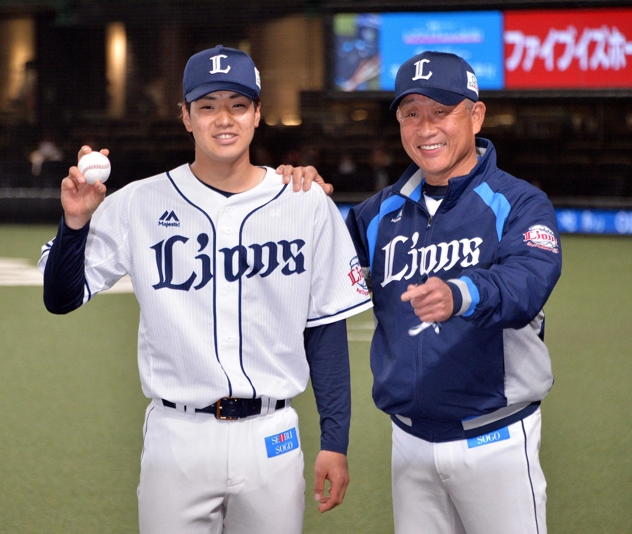 西武対ロッテ　試合後、プロ初勝利の西武上間（左）は記念球を手に辻監督と記念撮影する（撮影・滝沢徹郎）