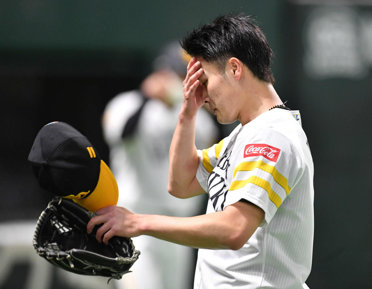 ソフトバンク対日本ハム　1回表、渡辺に先制打を浴びてベンチへ戻る笠谷（撮影・岩下翔太）