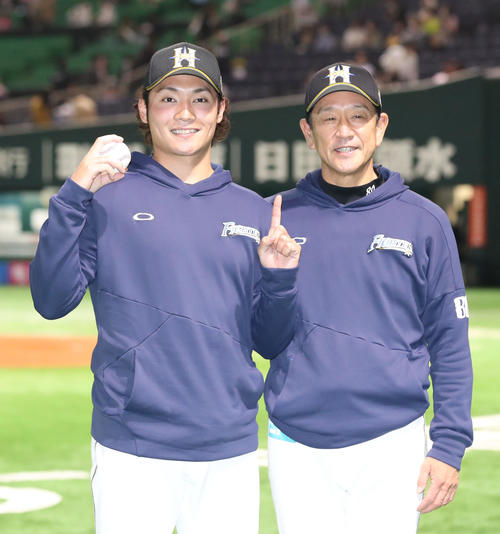 ソフトバンク対日本ハム　プロ初勝利を挙げた伊藤（左）と祝福する栗山監督