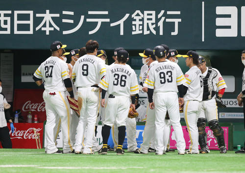 ソフトバンク対日本ハム 6回裏、円陣を組むソフトバンクナイン(撮影・屋方直哉)