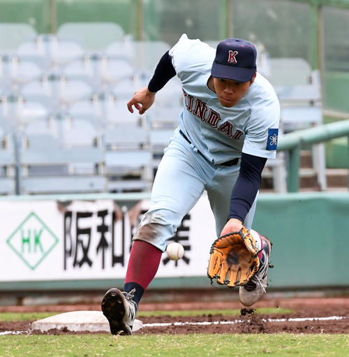 軽快なフィールディングで三塁ゴロを処理する近大・佐藤輝明（2020年10月19日撮影）