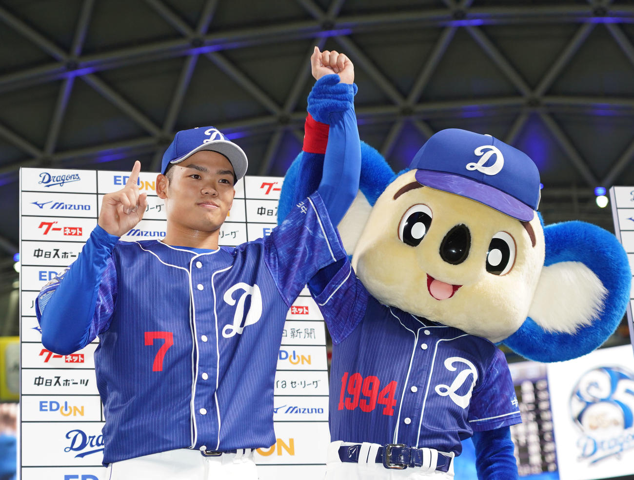 中日対DeNA　ヒーローインタビューを終えドアラとポーズを決める根尾（撮影・森本幸一）