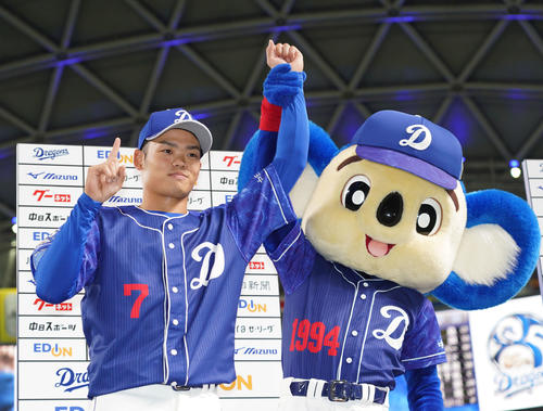 中日対DeNA　ヒーローインタビューを終えドアラとポーズを決める根尾（撮影・森本幸一）