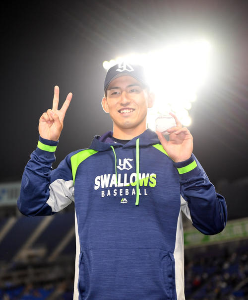 ウイニングボールを手に笑顔を見せるヤクルト金久保（2021年4月30日）