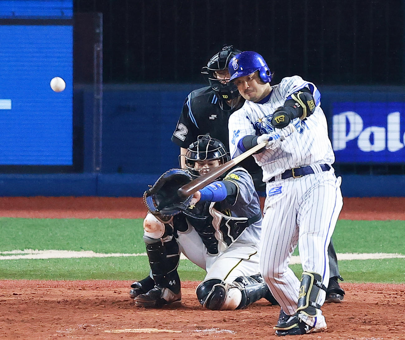 7日、阪神戦の7回裏、右適時二塁打を放つDeNA宮崎