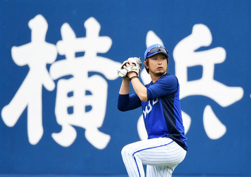 7日阪神戦の試合前練習でキャッチボールをするDeNA三嶋（撮影・横山健太）
