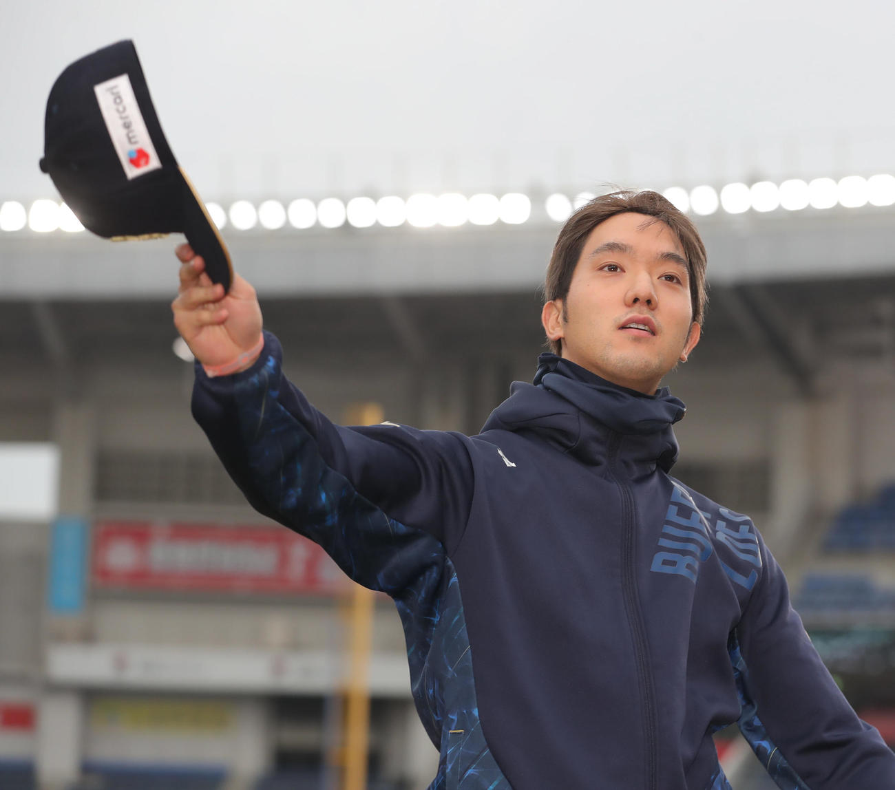 ロッテ対オリックス　ロッテに勝ち勝利投手となったオリックス田嶋はファンに手を振る（撮影・垰建太）