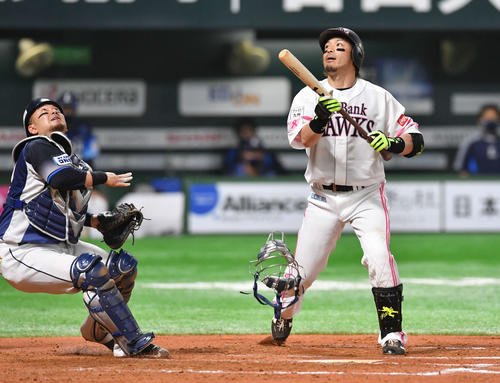 7回裏ソフトバンク無死一、二塁、犠打を試みるも打ち上げ、捕邪飛に倒れた松田(右)、左は森(撮影・岩下翔太)