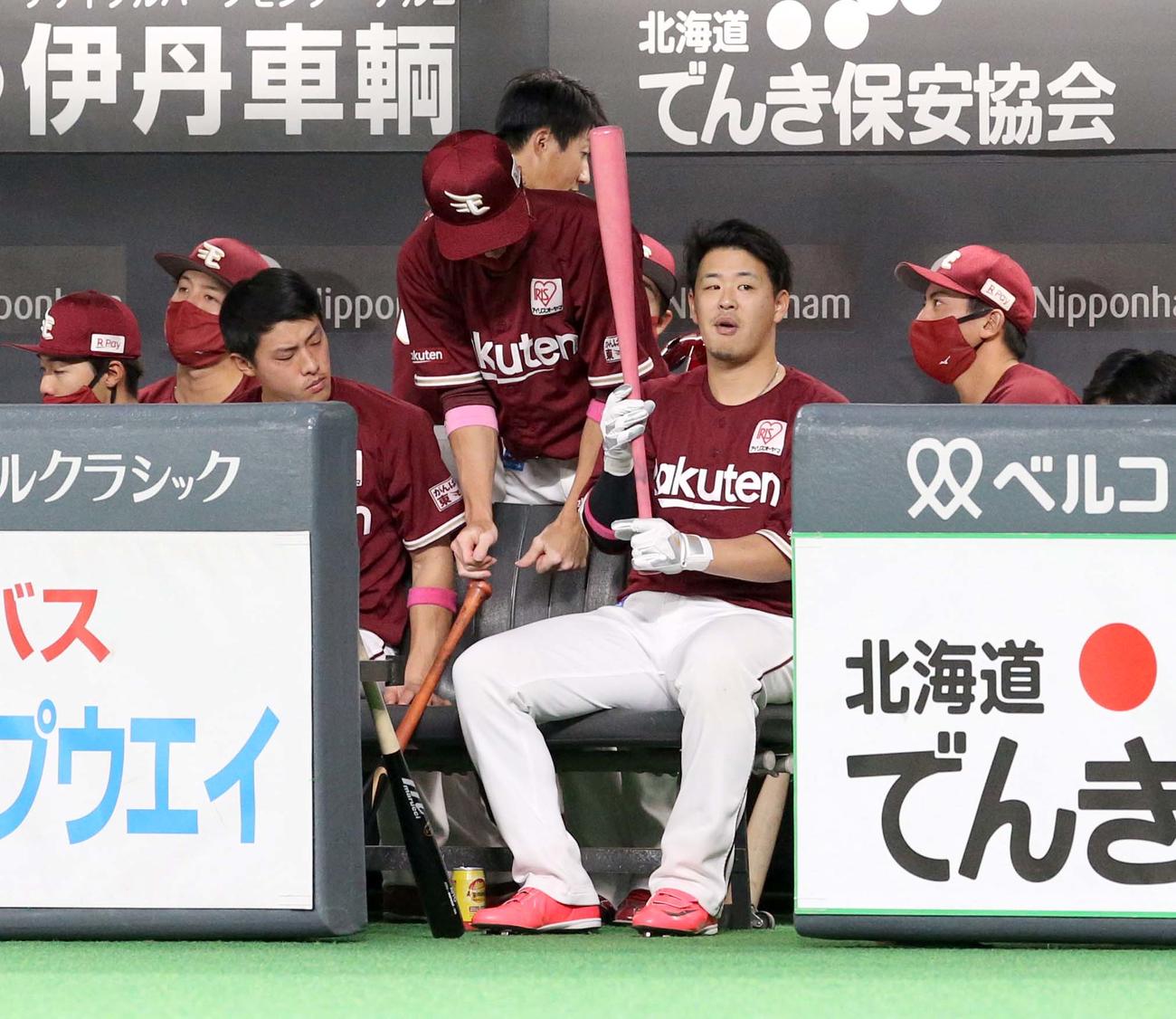 日本ハム対楽天　試合前、ベンチでピンク色のバットを持つ楽天浅村（撮影・佐藤翔太）