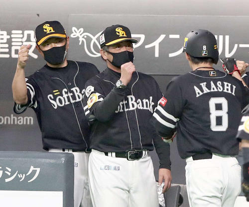 日本ハム対ソフトバンク 2回表、生還した明石を出迎える工藤監督(左から2人目)(撮影・黒川智章)