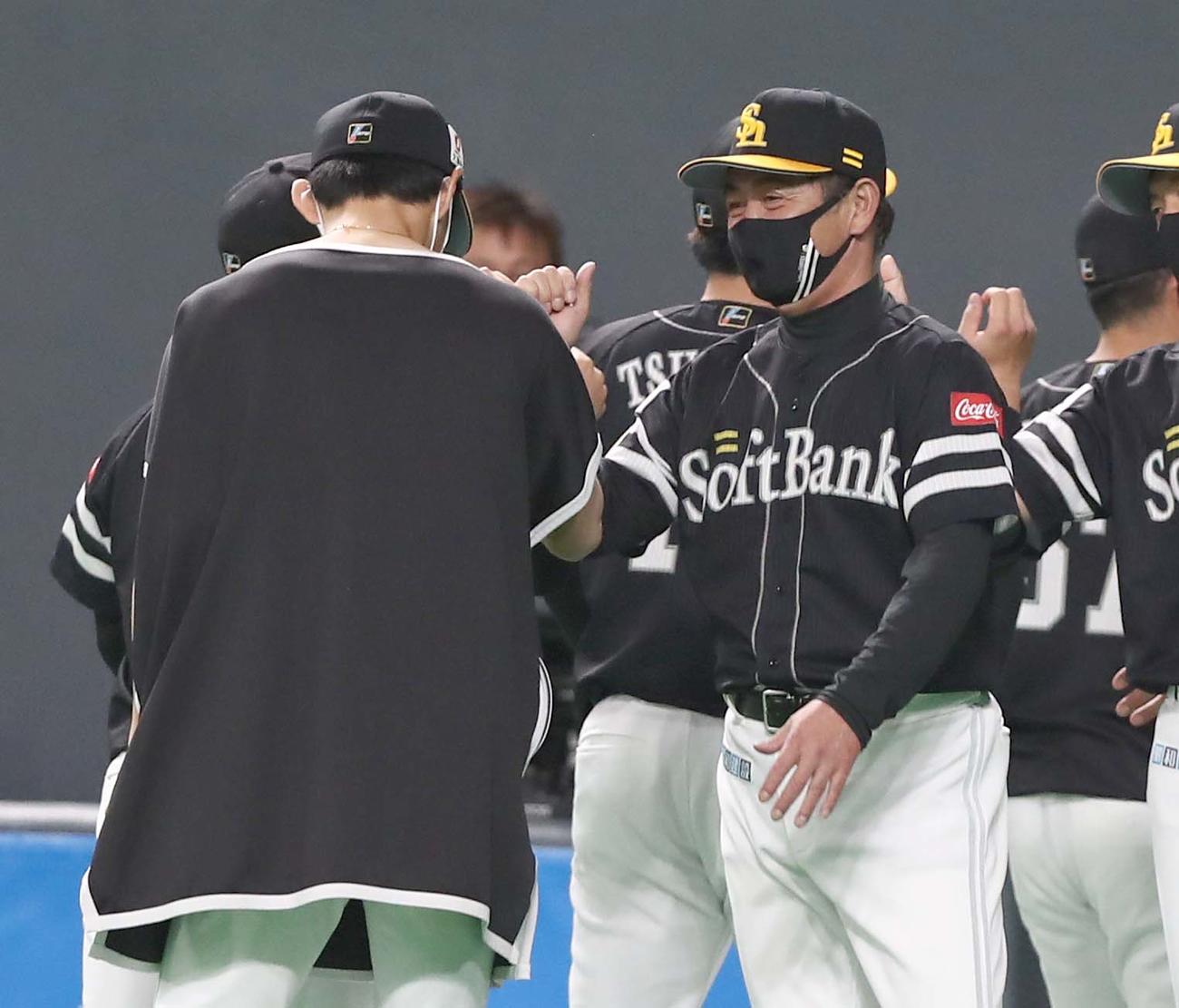 日本ハム対ソフトバンク　試合後、選手を出迎える工藤監督（撮影・黒川智章）