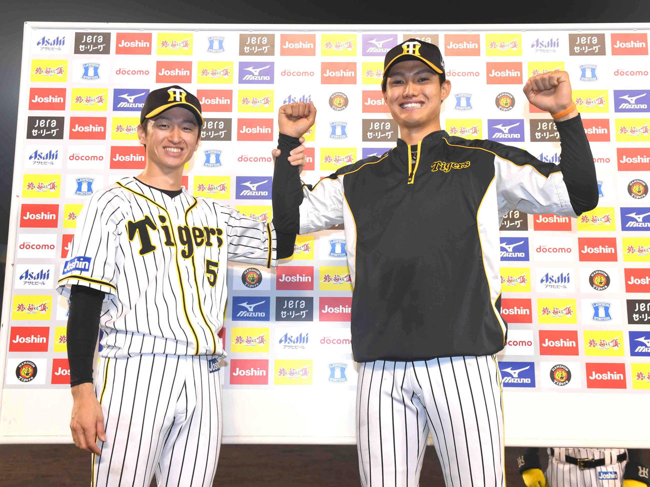 お立ち台で笑顔を見せる近本（左）と阪神・西純