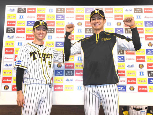 お立ち台で笑顔を見せる近本（左）と阪神・西純
