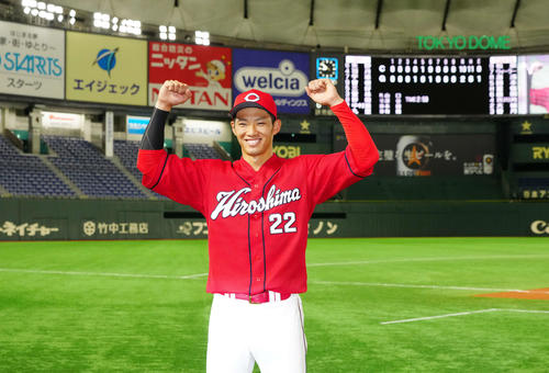 巨人対広島　試合後、ガッツポーズを見せる広島中村奨（撮影・江口和貴）