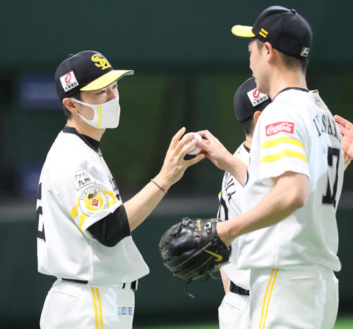 ソフトバンク対オリックス　オリックス戦30勝目の記念球を岩崎から受け取る和田（撮影・梅根麻紀）